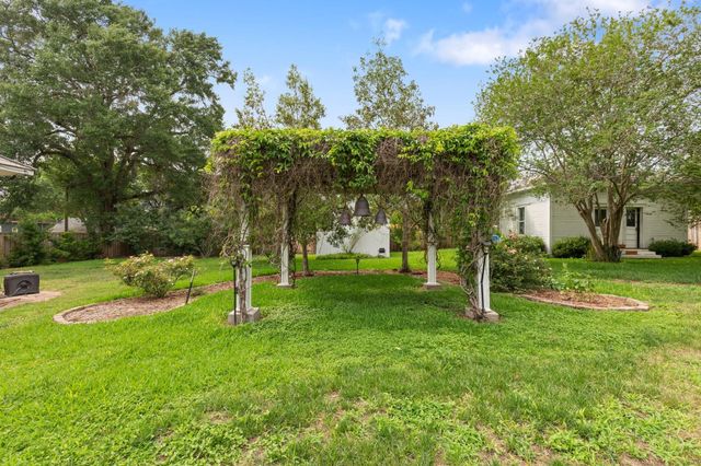 401 N Walnut Avenue Avenue, Eagle Lake, TX 77434