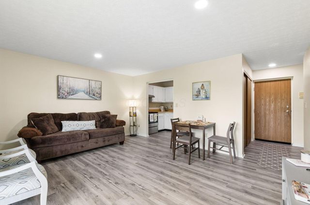 5885 Beechcroft Road, 302, Columbus, OH 43229