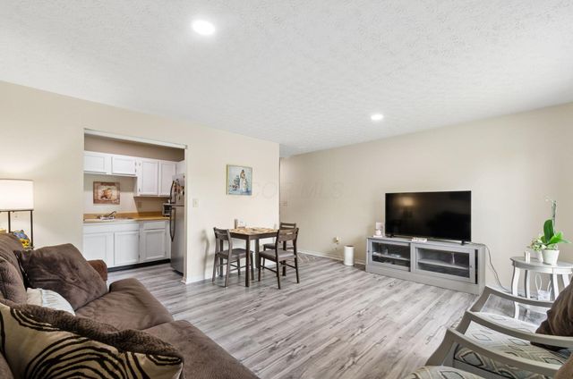5885 Beechcroft Road, 302, Columbus, OH 43229