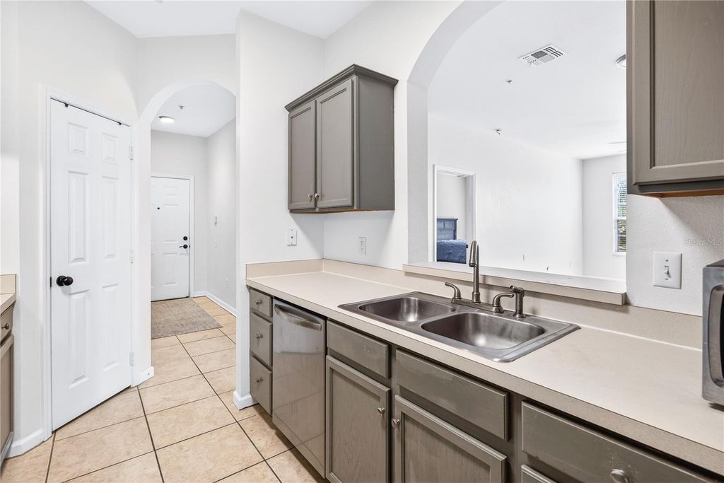 Image 13 of property listing at 6214 STEVENSON DRIVE 305, Orlando, FL 32835