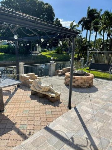 707 SW 3rd Ave, Hallandale Beach, FL 33009