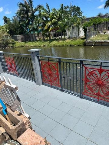 707 SW 3rd Ave, Hallandale Beach, FL 33009