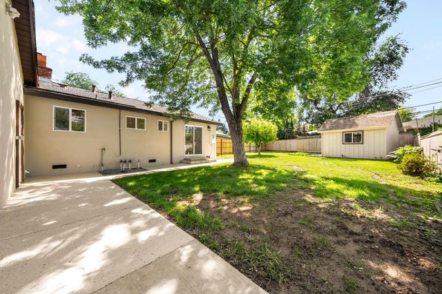 6120-6122 Friendly Ct, Carmichael, CA 95608