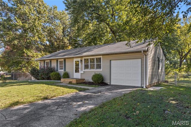 11 Charlotte Drive, Hazelwood, MO 63031
