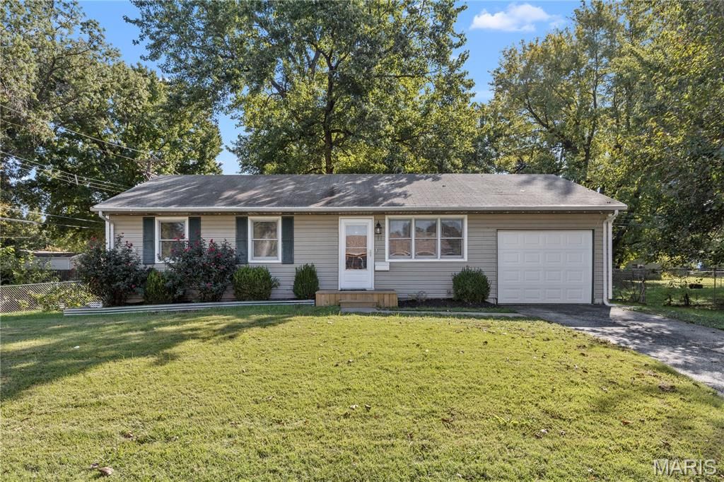 11 Charlotte Drive, Hazelwood, MO 63031