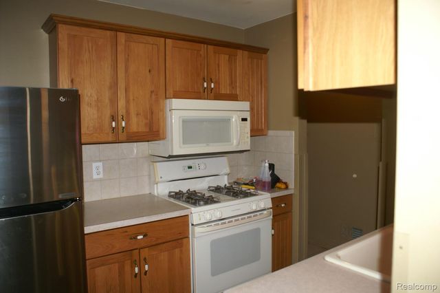38220 Carolon, Westland, MI 48185
