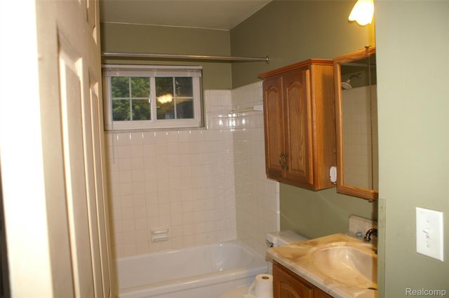 38220 Carolon, Westland, MI 48185