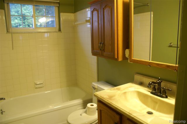 38220 Carolon, Westland, MI 48185