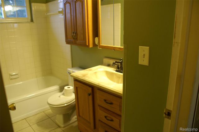 38220 Carolon, Westland, MI 48185