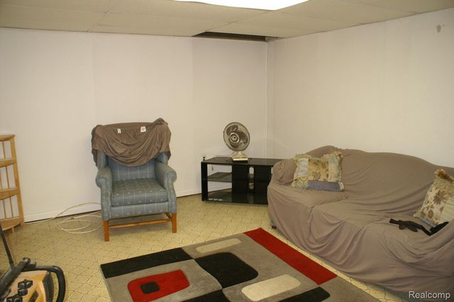 38220 Carolon, Westland, MI 48185