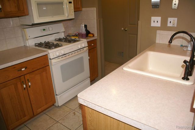 38220 Carolon, Westland, MI 48185