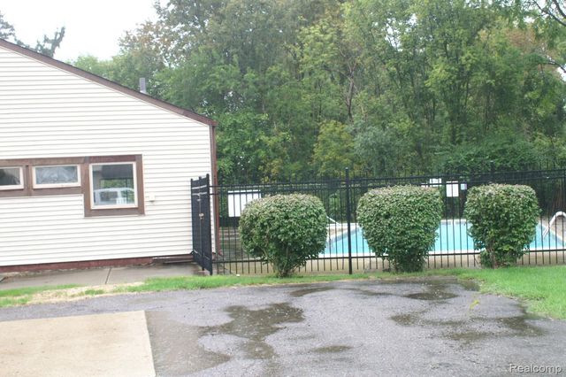 38220 Carolon, Westland, MI 48185