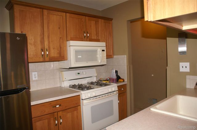 38220 Carolon, Westland, MI 48185
