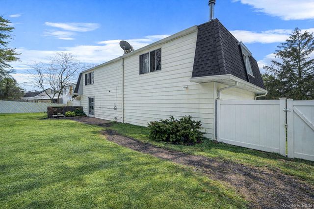 22 Meyer Lane, Medford, NY 11763