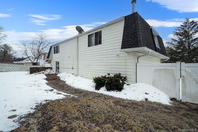 22 Meyer Lane, Medford, NY 11763