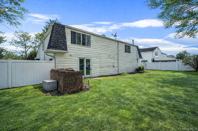 22 Meyer Lane, Medford, NY 11763