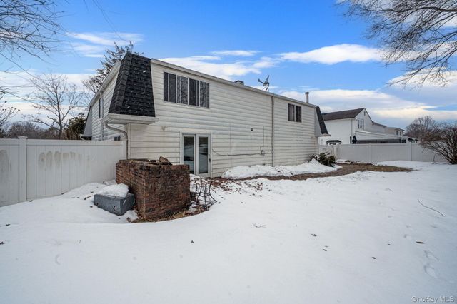 22 Meyer Lane, Medford, NY 11763