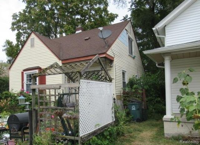 1205 E Muir Avenue, Hazel Park, MI 48030