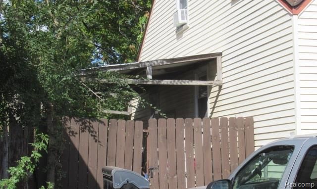 1205 E Muir Avenue, Hazel Park, MI 48030