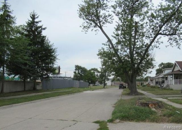 1205 E Muir Avenue, Hazel Park, MI 48030