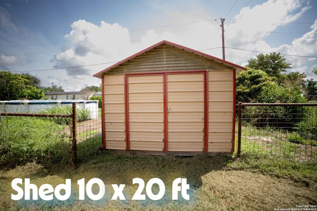 121 PITTS LN, Marion, TX 78124