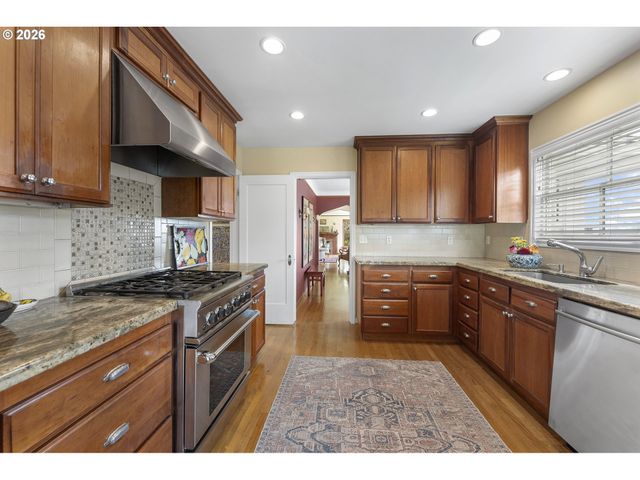 5321 Sw MENEFEE Dr, Portland, OR 97239