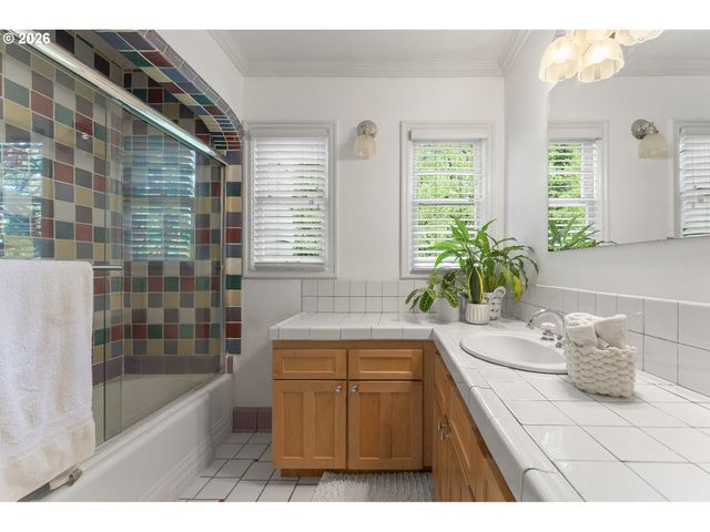 5321 Sw MENEFEE Dr, Portland, OR 97239