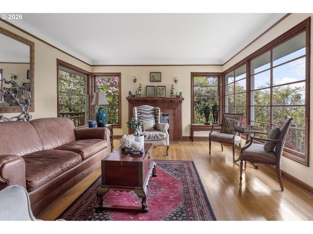 5321 Sw MENEFEE Dr, Portland, OR 97239