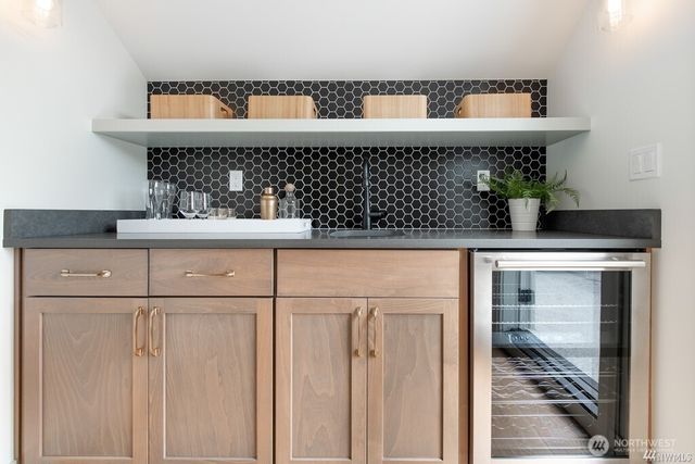 421 N 63rd Street, Seattle, WA 98103