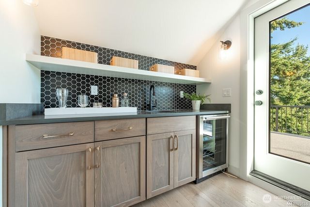 421 N 63rd Street, Seattle, WA 98103