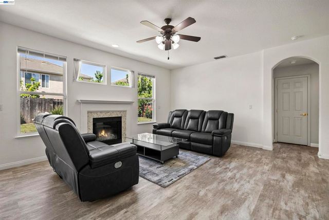 10433 Lone Star Way, Stockton, CA 95209
