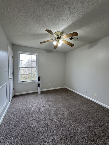 825 Decoy Ct, Oak Grove, KY 42262