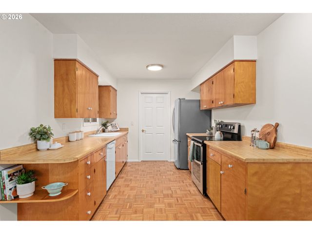 1860 Sw WYNWOOD Ave, Portland, OR 97225