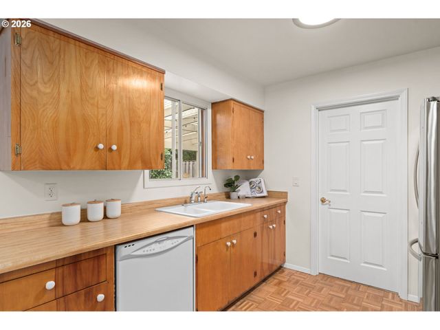 1860 Sw WYNWOOD Ave, Portland, OR 97225