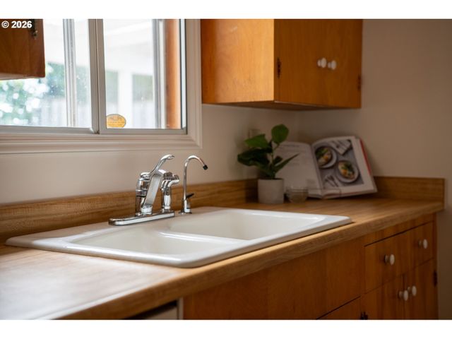 1860 Sw WYNWOOD Ave, Portland, OR 97225