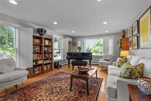 11 Stonegate Road, Warren, RI 02885