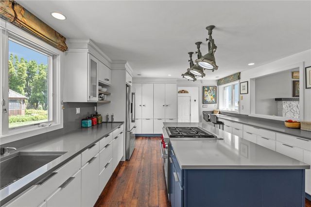 11 Stonegate Road, Warren, RI 02885