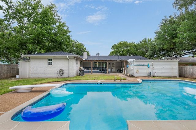 2802 Woodmeadow Drive, Bryan, TX 77802