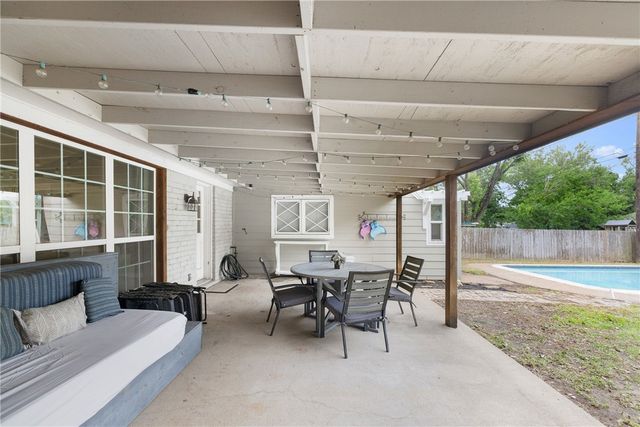 2802 Woodmeadow Drive, Bryan, TX 77802