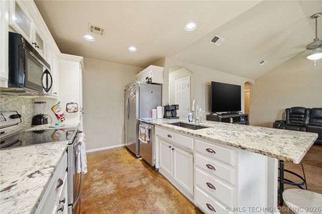 5318 Redbud Drive, Sand Springs, OK 74063