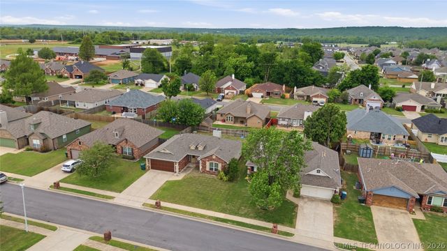 5318 Redbud Drive, Sand Springs, OK 74063