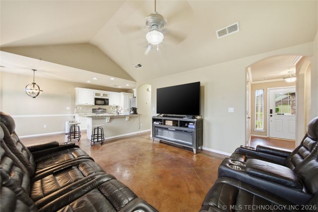 5318 Redbud Drive, Sand Springs, OK 74063