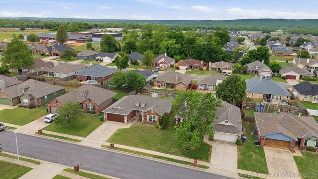 5318 Redbud Drive, Sand Springs, OK 74063
