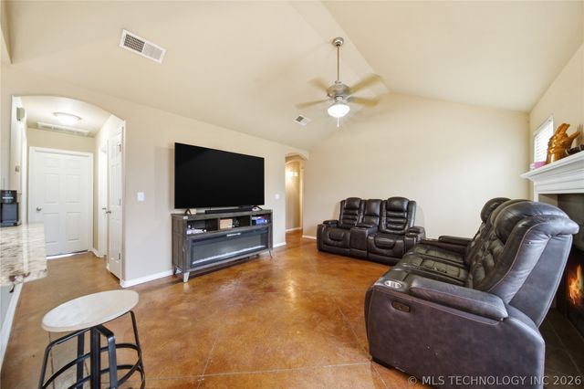 5318 Redbud Drive, Sand Springs, OK 74063