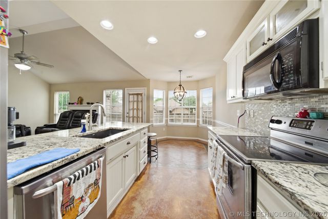 5318 Redbud Drive, Sand Springs, OK 74063