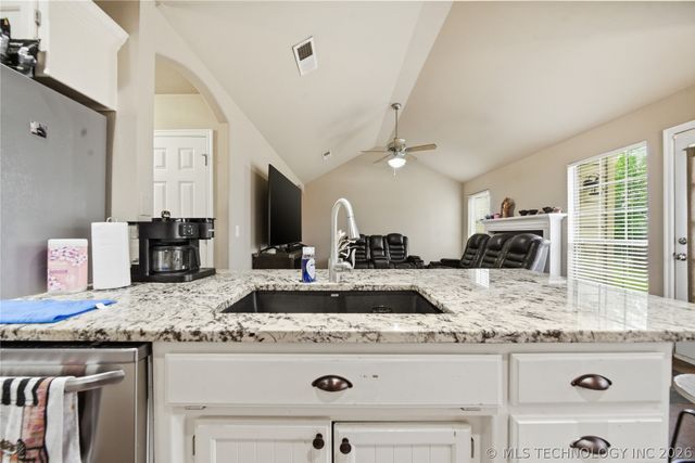 5318 Redbud Drive, Sand Springs, OK 74063