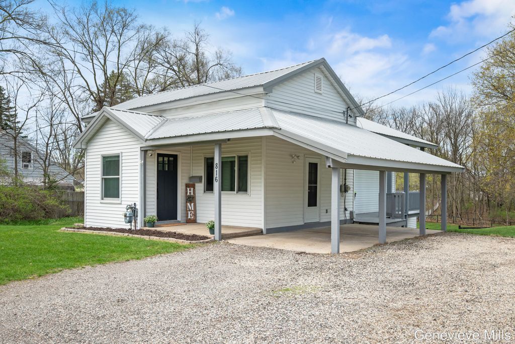 816 W Montcalm Street, Greenville, MI 48838