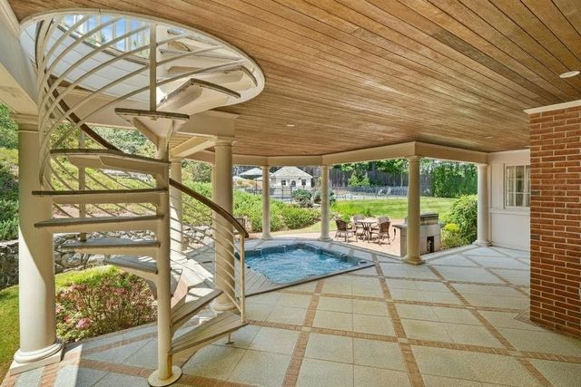 56 Oak Drive, Bedford, NH 03110