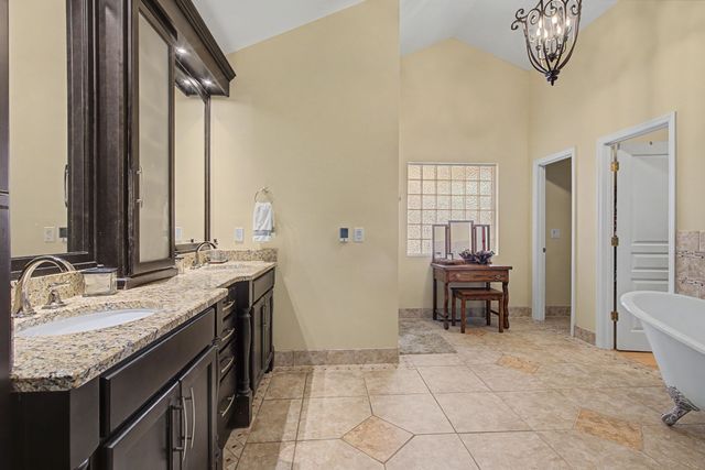 5032 Twin Lakes Dr, Old Hickory, TN 37138