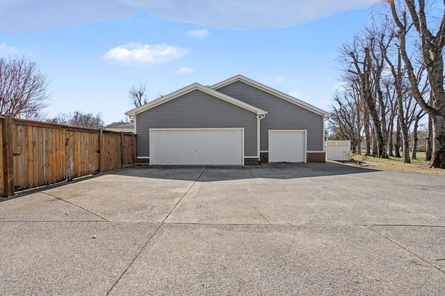 5032 Twin Lakes Dr, Old Hickory, TN 37138